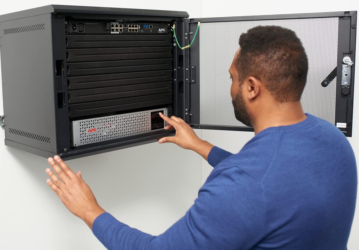 APC by Schneider Electric Smart UPS Lith 750VA w NMC SMTL750RM2UCNC